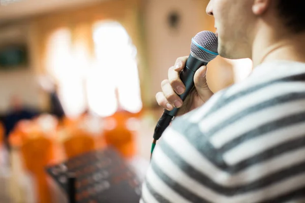 Redner oder Sänger bei Geschäftskonferenzen und Präsentationen lizenzfreie Stockbilder