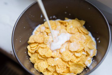 Bir kase mısır gevreği ve süt. Sağlıklı kahvaltı.