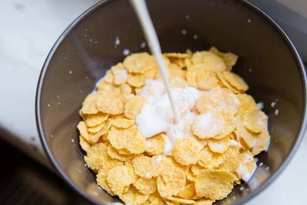 Cuenco con copos de maíz y leche. Desayuno saludable . —  Fotos de Stock