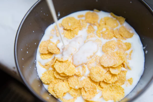 Mísa s Cornflakes a mléko. Zdravá snídaně. — Stock fotografie