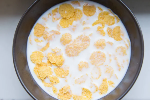 Tigela com flocos de milho e leite. Café da manhã saudável . — Fotografia de Stock