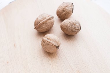 Kahverengi ahşap tabak portre üzerinde ceviz.