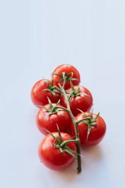 Beyaz arka planda taze kiraz domatesleri