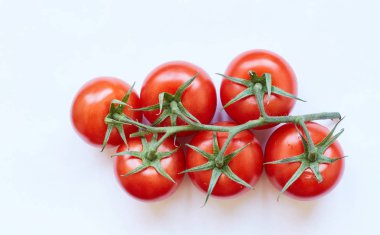 Beyaz arka planda izole edilmiş taze kiraz domatesleri.