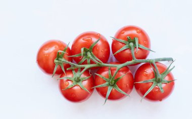 Beyaz arka planda izole edilmiş taze kiraz domatesleri.