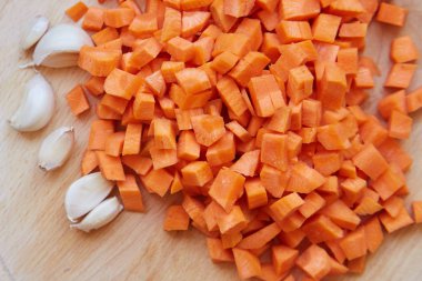 Sarımsaklı havuç bir kesme tahtası üzerinde dilimlenmiş