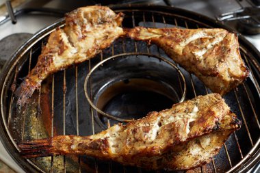 Izgarada kızarmış balık.