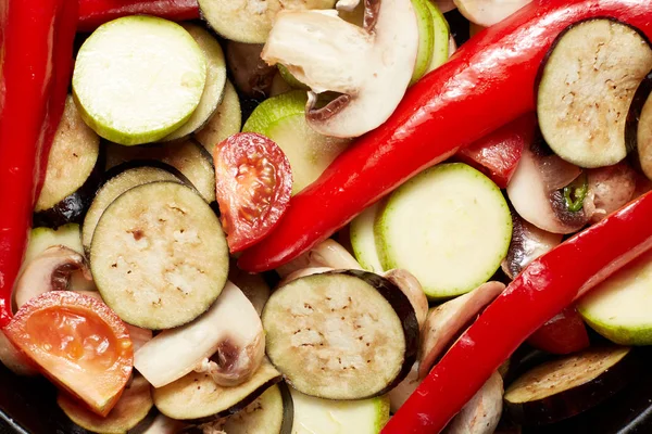 Röd paprika, tomat, aubergine, färska råa grönsaker svamp och squash — Stockfoto
