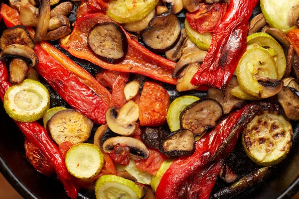 Bakade eller grillad grönsaker svamp och röd paprika, aubergine, Squash, tomat Royaltyfria Stockfoton