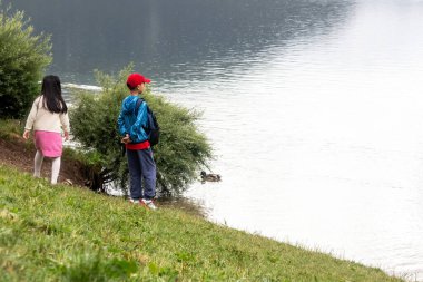 Çocuklar parkta yürüyor.