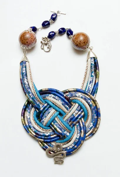 Ожерелье из текстильных шнуров — стоковое фото