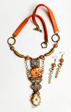 Bir dizi yapılmış kolye ve küpe takı