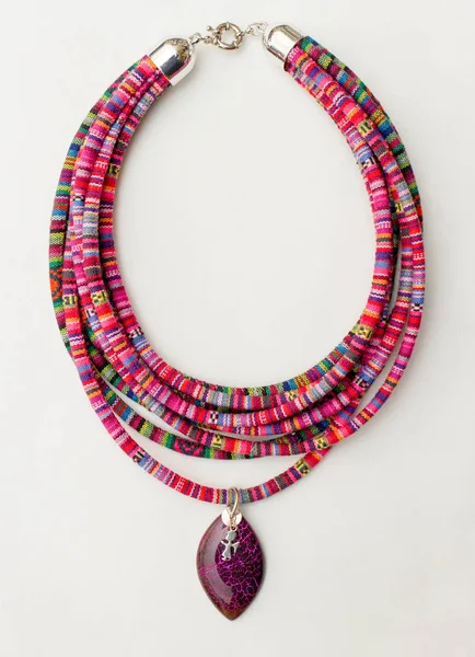 Ожерелье из текстильных шнуров — стоковое фото