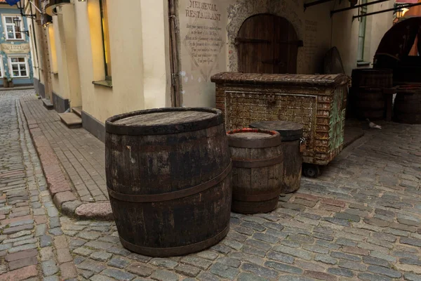 Vieux Tonneaux Dans Rue Riga — Photo