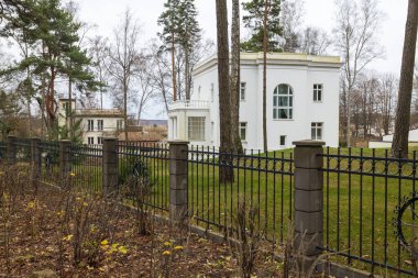 Letonya 'da sonbaharda özel evler