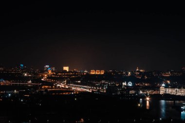 Kiev Ukrayna - 17 Şubat 2020: Çatıdan Kiev 'in gece görüşü