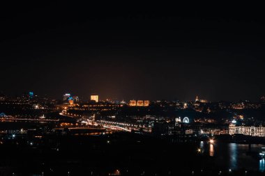 Kiev Ukrayna - 17 Şubat 2020: Çatıdan Kiev 'in gece görüşü