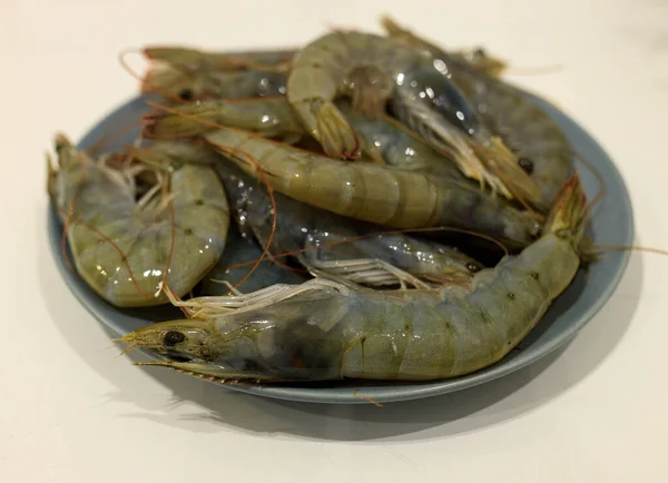 Crevettes Crues Sur Une Assiette Grise — Photo