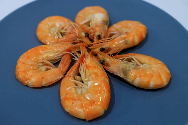 Crevettes Bouillies Sur Une Assiette — Photo