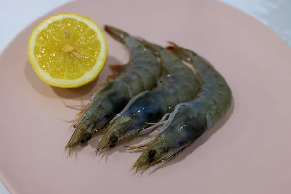 Three Raw Prawns Pink Plate — Stock Photo, Image