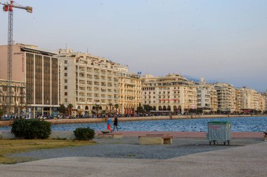 Gün batımında deniz kenarında.