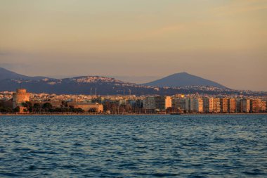 Gün batımında deniz kenarında.
