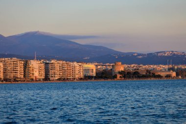 Gün batımında deniz kenarında.
