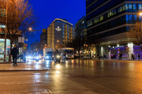 Selanik, Yunanistan - 12 Şubat 2020: Selanik 'te gece caddesi