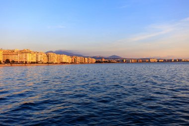 Gün batımında deniz kenarında.
