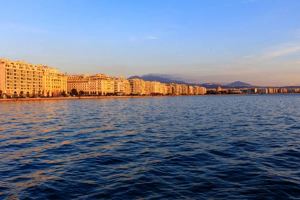Gün batımında deniz kenarında.