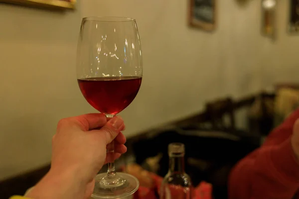 Bir restoranda Yunanca bir bardak şarap.