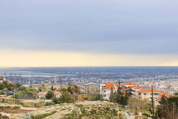 Selanik şehir manzarası dağdan bulutlu