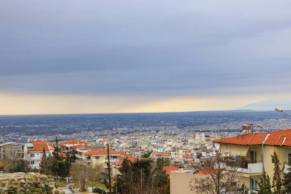Selanik şehir manzarası dağdan bulutlu