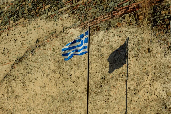 Eski Duvar Arka Planında Yunan Bayrağı — Stok fotoğraf