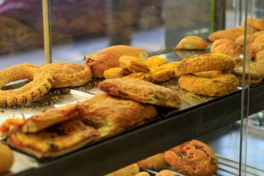 Mağazanın tezgahında tatlı hamur işleri