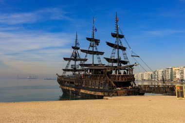 Gemi Selanik 'te karaya çıktı.