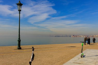 Salonda deniz önü güneşli bir gün.