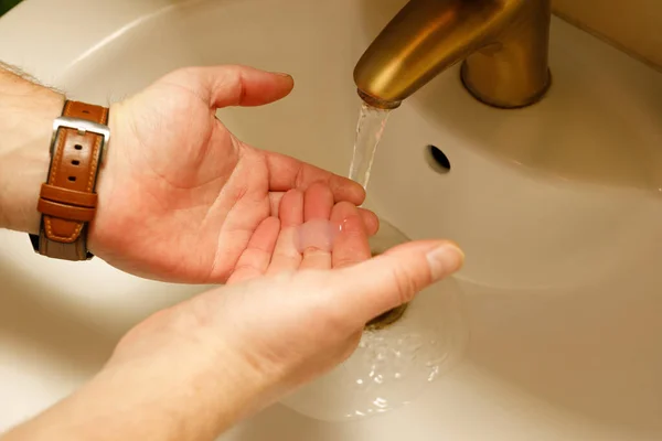 Mannelijke Handen Handen Wassen — Stockfoto