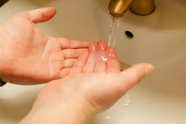 Mannelijke Handen Handen Wassen — Stockfoto