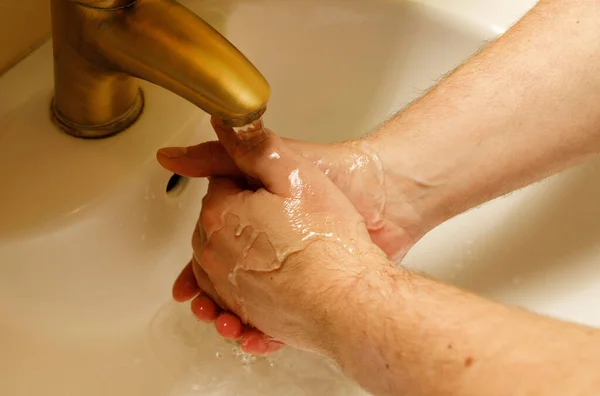 Mannelijke Handen Handen Wassen — Stockfoto