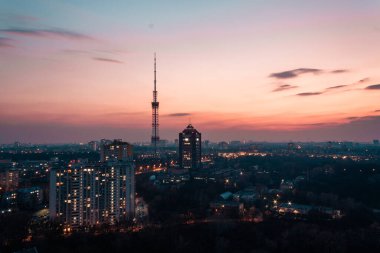 Gecenin çatısından görüntü Kiev, TV kulesi.