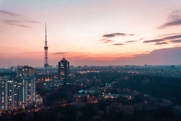 Gecenin çatısından görüntü Kiev, TV kulesi.