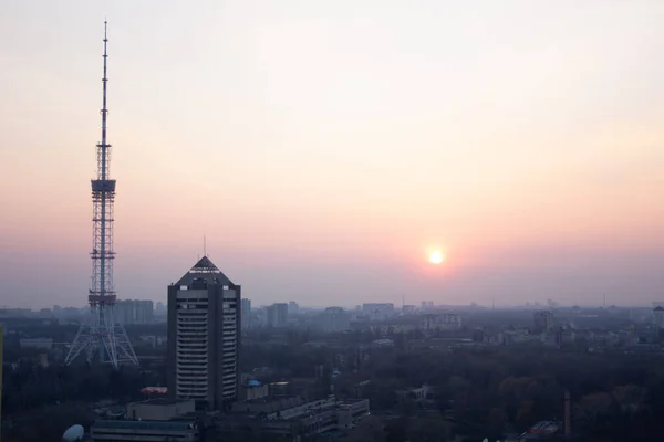 Gecenin çatısından görüntü Kiev, TV kulesi.