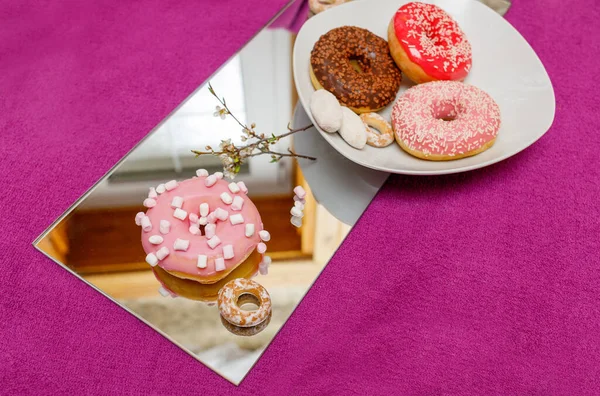 Bunte Donuts Auf Einer Spiegeloberfläche — Stockfoto