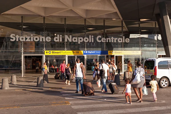 Napoli'ye istasyonu trenler gelen turistler