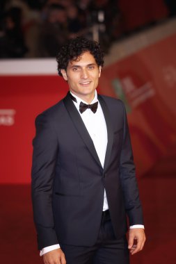 Alessandro Tersigni kırmızı halı üzerinde