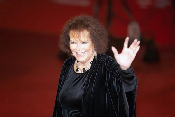 Claudia Cardinale, a vörös szőnyegen — Stock Fotó