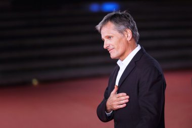 Viggo Mortensen kırmızı halı üzerinde