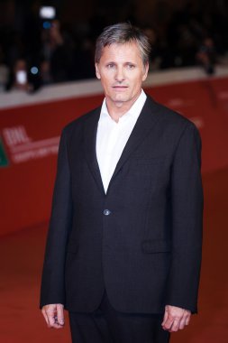 Viggo Mortensen kırmızı halı üzerinde