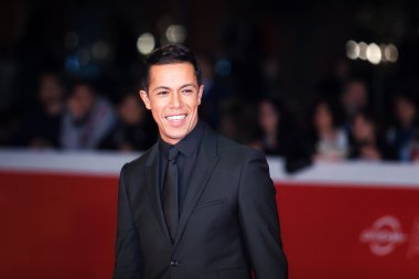 Livio Beshir kırmızı halı üzerinde